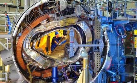 Plazma uzyskiwana jest w komorze urządzenia przypominającego pogniecioną dżdżownicę