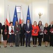 Warszawa, 27.11.2023. Prezydent Andrzej Duda (6L) oraz nowo powołani: premier Mateusz Morawiecki (7P