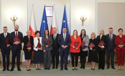 Warszawa, 27.11.2023. Prezydent Andrzej Duda (6L) oraz nowo powołani: premier Mateusz Morawiecki (7P