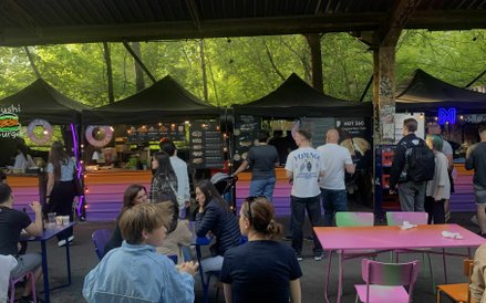 Stoiska "Sushi Burger" oraz "Hot 360 Warsaw", prezentujące innowacyjne i klasyczne propozycje