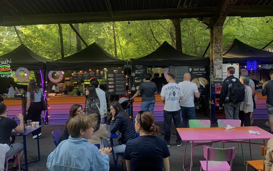 Stoiska "Sushi Burger" oraz "Hot 360 Warsaw", prezentujące innowacyjne i klasyczne propozycje