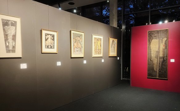 Cała ściana z pracami Jana Lebensteina