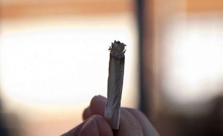 Agent FBI z jointem w zębach