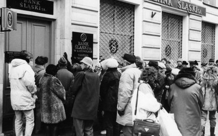 Kolejki po akcje Banku Śląskiego (listopad 1993). Zapisy na akcje złożyło ponad 800 000 inwestorów i