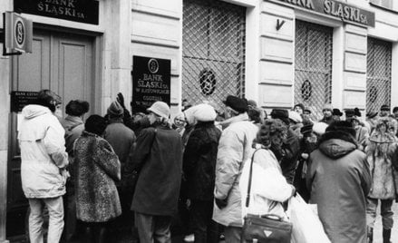 Kolejki po akcje Banku Śląskiego (listopad 1993). Zapisy na akcje złożyło ponad 800 000 inwestorów i