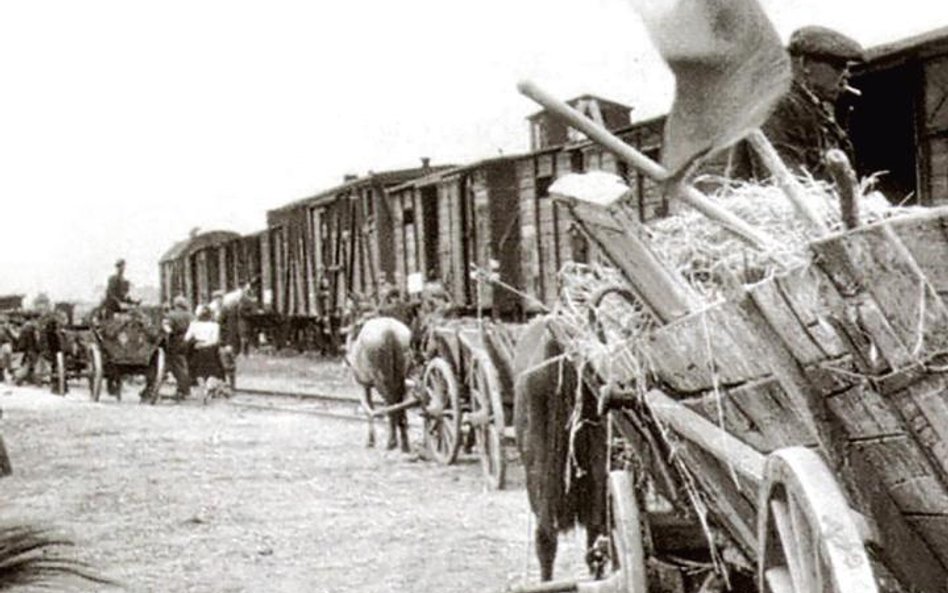 Już w październiku 1939 r. NKWD rozpoczęło wywózkę Polaków na wschód. W dokumentacji nazywano ich "b