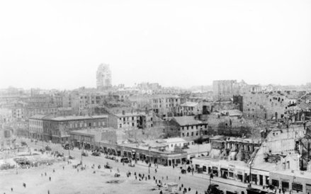 Stefan Rassalski, Ocalałe partery kamienic w tle widoczny zniszczony Prudential, po 1945, Narodowe A