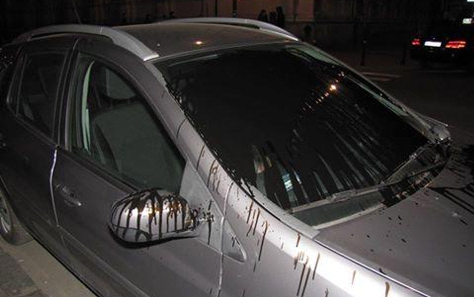 Samochody kierowców Ubera obalno w Warszawie śmierdzącą cieczą