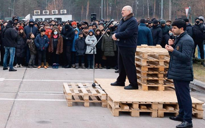 Aleksander Łukaszenko 26 listopada przemawiał do imigrantów na przejściu granicznym w Bruzgach