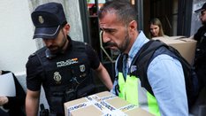 Policjanci wynosili pudła z biura byłego premiera Hiszpanii José Zapatero