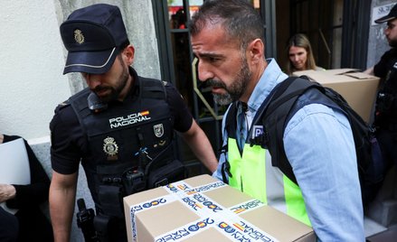 Policjanci wynosili pudła z biura byłego premiera Hiszpanii José Zapatero