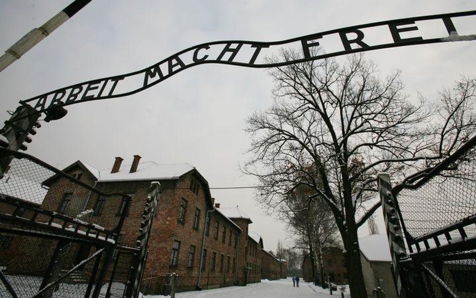 Policja odzyskała napis z Auschwitz
