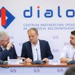 Premier Donald Tusk (C), minister rolnictwa i rozwoju wsi Czesław Siekierski (L) i wiceminister roln