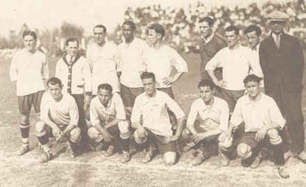 Reprezentacja Urugwaju z roku 1926. Jose Leandro Andrade stoi czwarty od lewej.