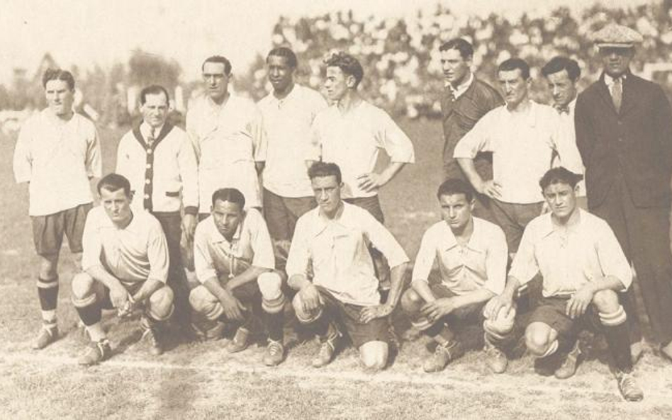 Reprezentacja Urugwaju z roku 1926. Jose Leandro Andrade stoi czwarty od lewej.