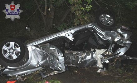 Tak wyglądał opel po wypadku pod Tomaszowem Lubelskim. Zginęło w nim dwóch młodych, mężczyzn, a trze