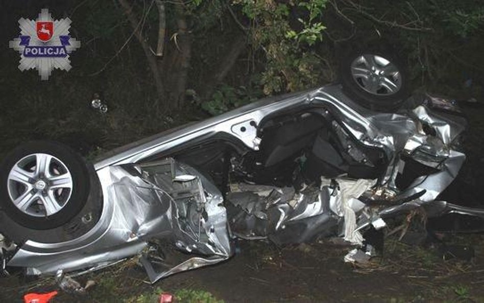 Tak wyglądał opel po wypadku pod Tomaszowem Lubelskim. Zginęło w nim dwóch młodych, mężczyzn, a trze