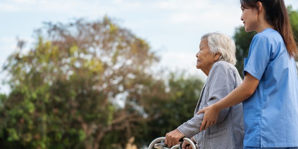 Dłuższy zasiłek opiekuńczy na opiekę nad dziećmi. A co z seniorami?