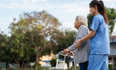 Resort rodziny proponuje dłuższy zasiłek na opiekę nad dziećmi. Seniorów powinna objąć analogiczna o