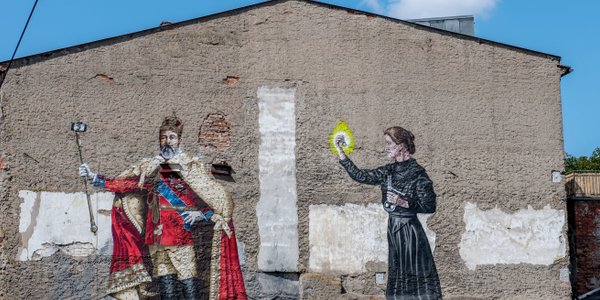 Mural w Ołomuńcu łączy Edwarda VII z selfie stickiem i Marię Curie z przyrządami