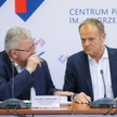 Premier Donald Tusk (P) i minister rolnictwa i rozwoju wsi Czesław Siekierski (L) podczas spotkania 
