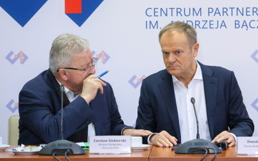 Premier Donald Tusk (P) i minister rolnictwa i rozwoju wsi Czesław Siekierski (L) podczas spotkania 
