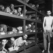 Więźniowie obozu w Buchenwaldzie, który funkcjonował od 1937 r. Został wyzwolony przez Amerykanów w 