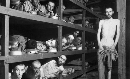 Więźniowie obozu w Buchenwaldzie, który funkcjonował od 1937 r. Został wyzwolony przez Amerykanów w 