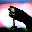 Kolejki chętnych po szczepionkę AstraZeneca w Madrycie