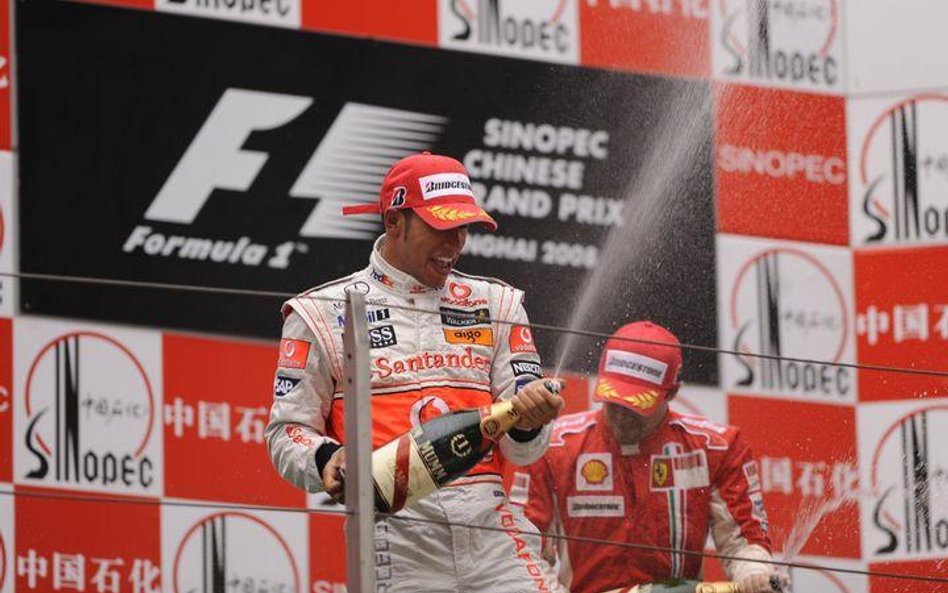 Lewis Hamilton na podium w Szanghaju
