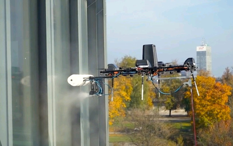 Dron konkurencyjnej firmy Aerones w akcji.