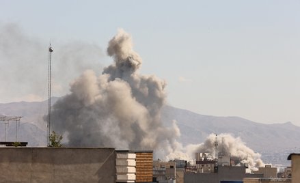 Teheran. Dym po eksplozji, która nastąpiła po ataku Izraela i USA na Iran