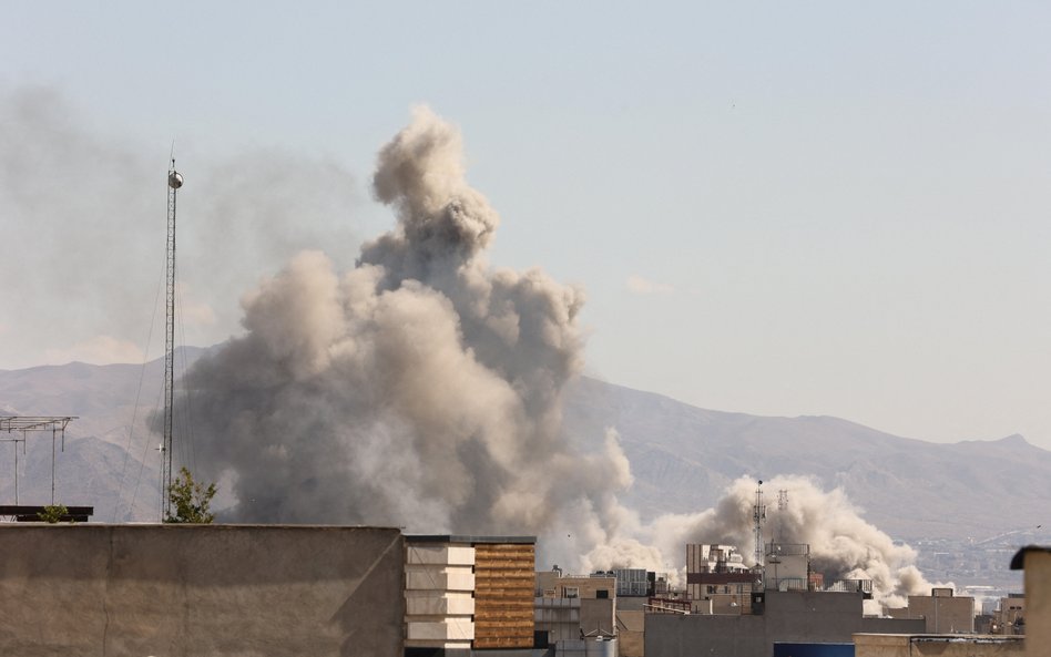 Teheran. Dym po eksplozji, która nastąpiła po ataku Izraela i USA na Iran