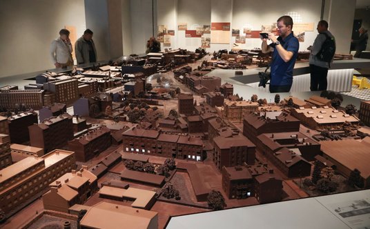 Szczególne wrażenie robi czekoladowa makieta przedwojennego Kamionka, gdzie stanęła w latach 30. XX 