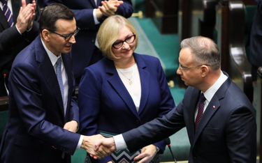 Andrzej Duda w Sejmie podaje rękę premierowi Mateuszowi Morawieckiemu