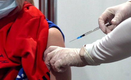 Obowiązek szczepień na COVID-19? Poseł PiS: Będą lewe zaświadczenia