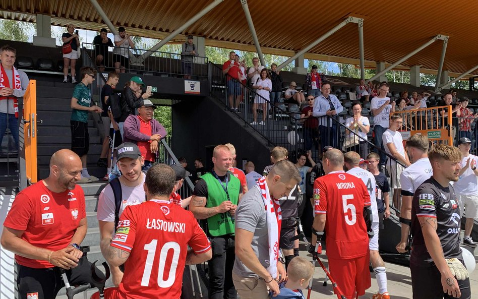 Dumni kibice gratulują zwycięstwa Polakom