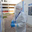 Kolejnych 500 osób w szpitalach, prawie 2 tys. zajętych respiratorów