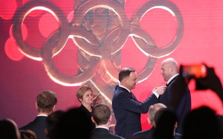 Prezydent RP Andrzej Duda (L) odznaczył dwukrotnego srebrnego medalistę olimpijskiego, dyskobola Pio