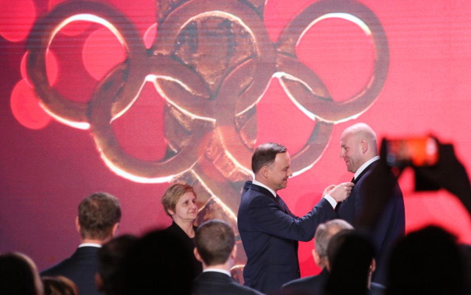 Prezydent RP Andrzej Duda (L) odznaczył dwukrotnego srebrnego medalistę olimpijskiego, dyskobola Pio