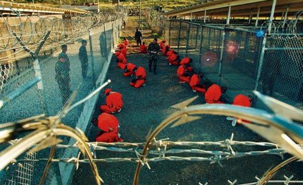 Więźniowie Guantánamo: dobre kadrowanie działa na opinię publiczną Zachodu
