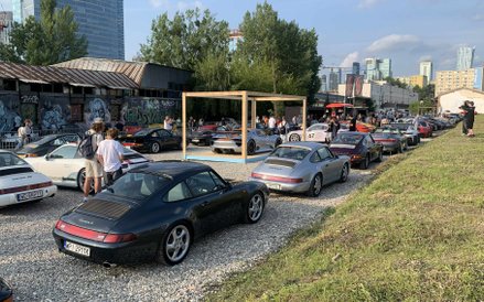 Długa linia różnorodnych modeli Porsche, od klasycznych po nowsze,