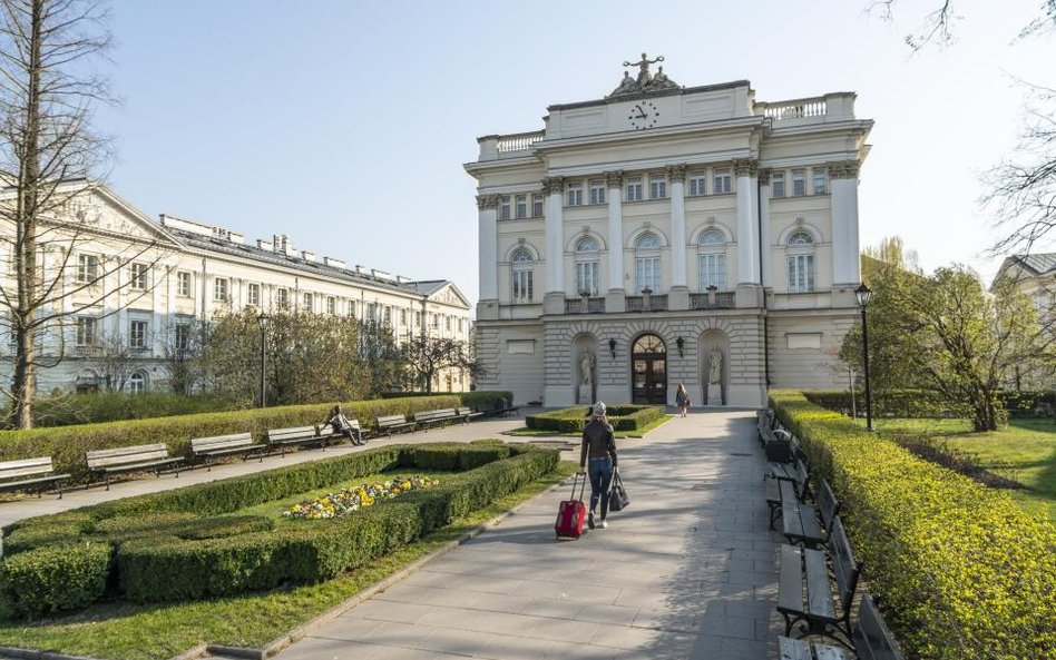 Konta: Studenci wrócili na uczelnie i zakładają rachunki. Jak z nich korzystają?