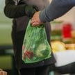 Ogórki, pomidory, cukinia — ceny lecą w dół. Nowalijki wreszcie tanie
