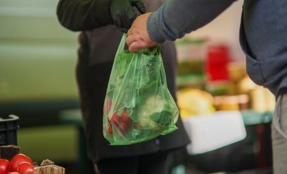 Ogórki, pomidory, cukinia — ceny lecą w dół. Nowalijki wreszcie tanie