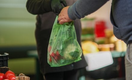 Ogórki, pomidory, cukinia — ceny lecą w dół. Nowalijki wreszcie tanie
