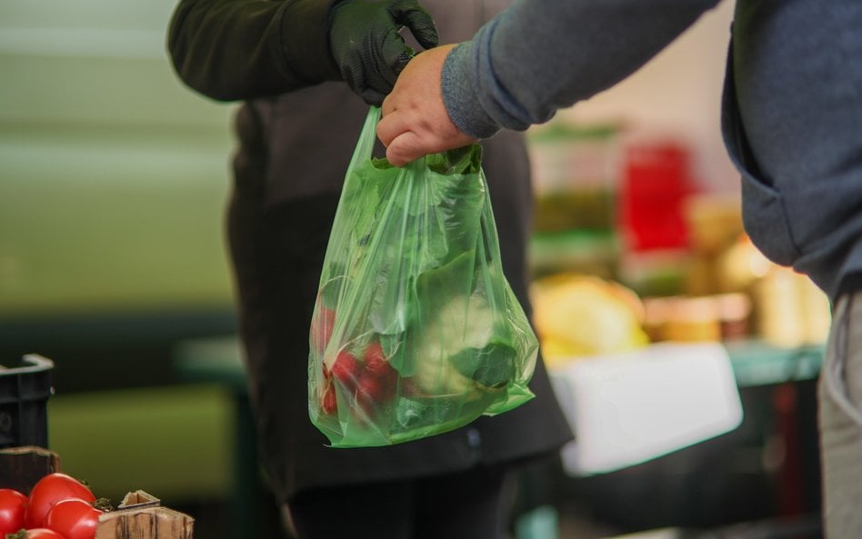 Ogórki, pomidory, cukinia — ceny lecą w dół. Nowalijki wreszcie tanie