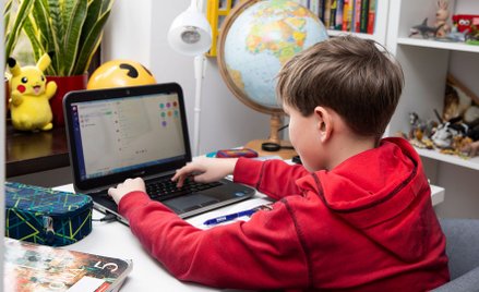 Komputer w domu ma 97 proc. uczniów, ale duża część musi się nim dzielić z rodzeństwem i rodzicami