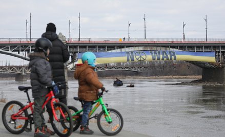 Greenpeace: NIE dla wojny oraz paliw kopalnych. Transparent w Warszawie