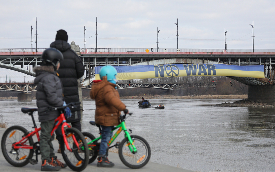 Greenpeace: NIE dla wojny oraz paliw kopalnych. Transparent w Warszawie